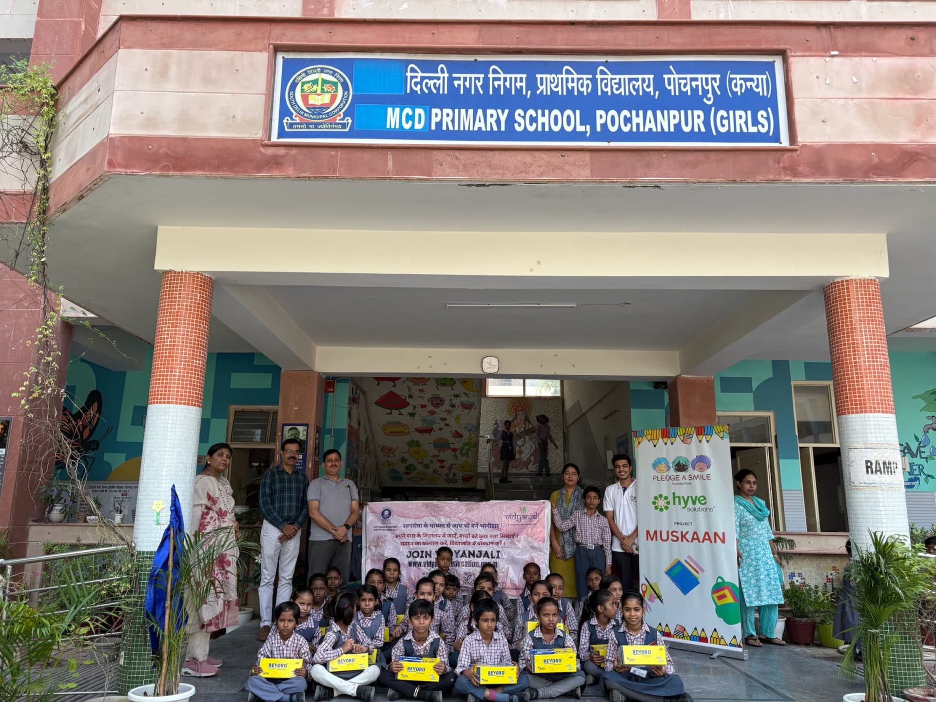 Backpack distribution group photo, Delhi govt primary school